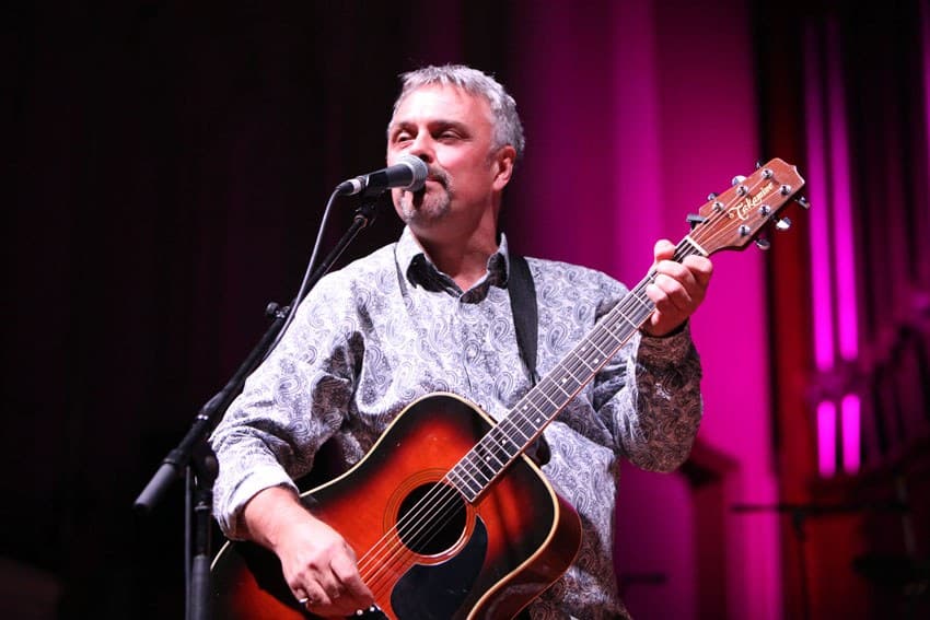 Acoustic set under magenta light